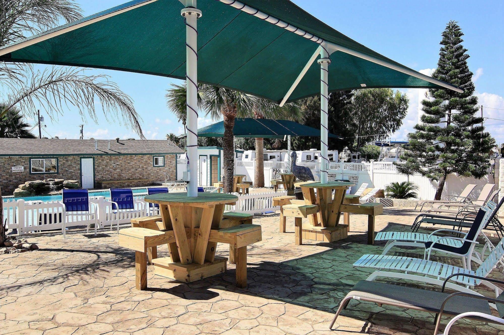 Tropic Island Resort Порт Арансас Екстериор снимка